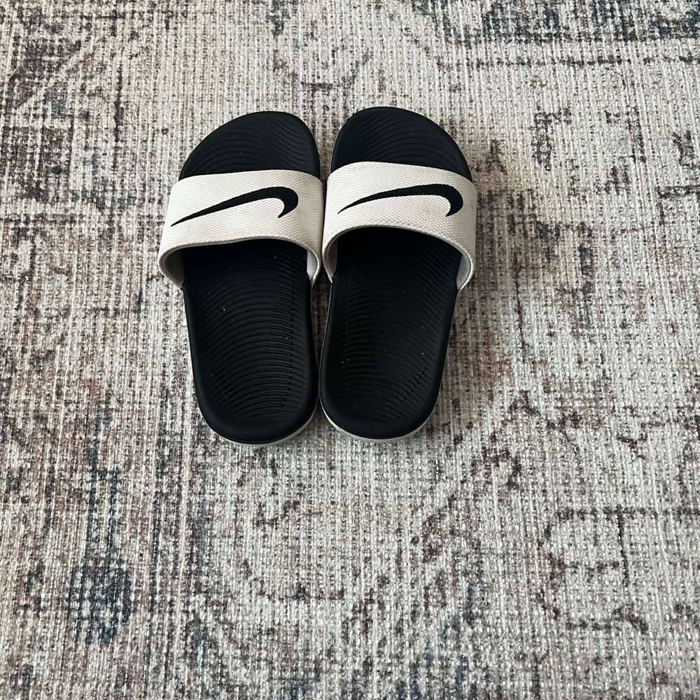 NIKE slides 11C